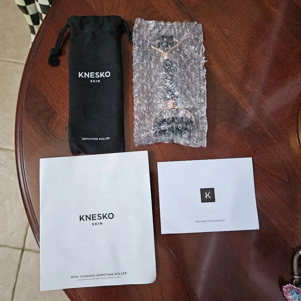 NEW KNESKO SKIN BLACK OBSIDIAN GEMSTONE FACE FACIAL ROLLER & TRAVEL STORAGE BAG